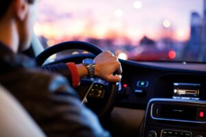 man driving a car wearing wrist watch auto ecologiche Milano