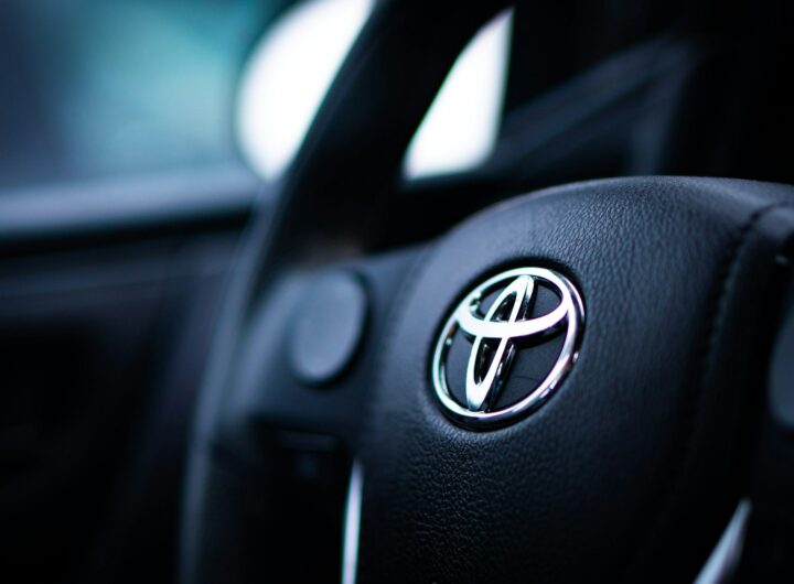black toyota car steering wheel auto sostenibili 2025