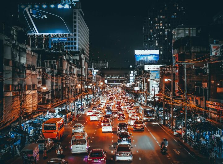 landscape of main road during night auto a basse emissioni Milano