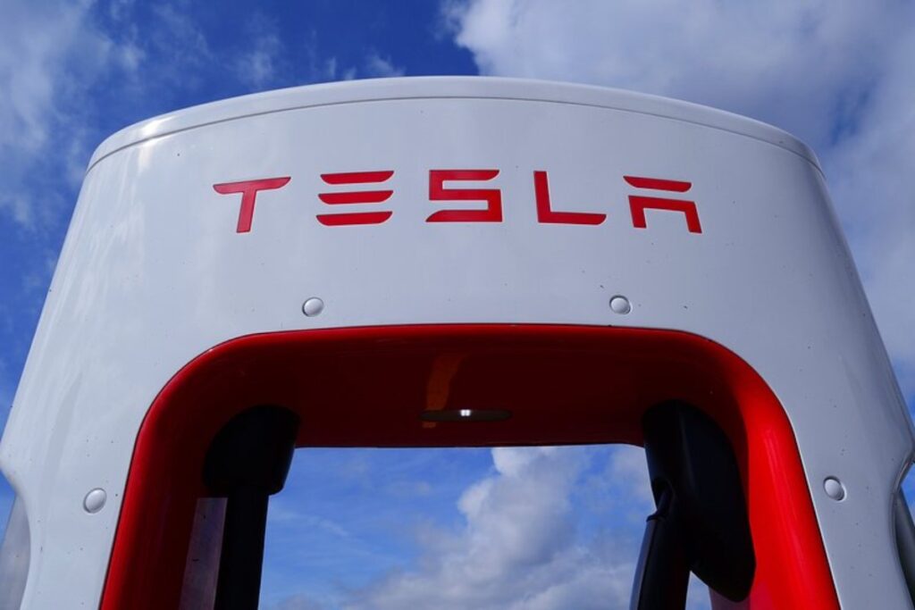 tesla auto elettriche