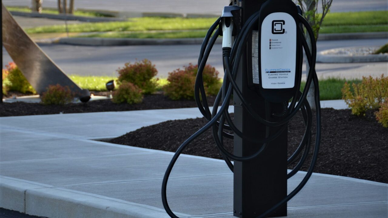 black metal stand on gray concrete road during daytime auto elettriche 2025